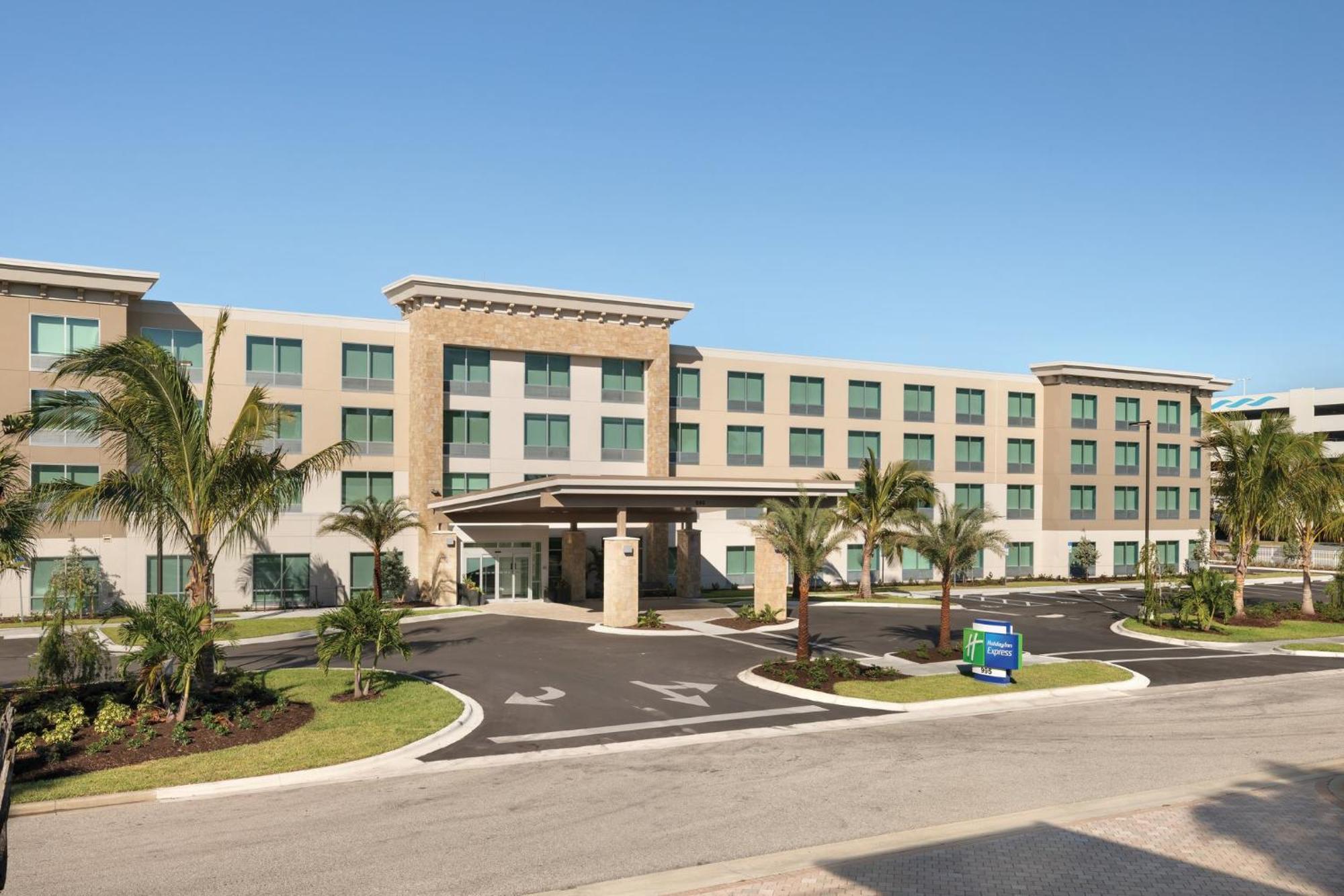 Holiday Inn Express Cape Canaveral By Ihg Bagian luar foto